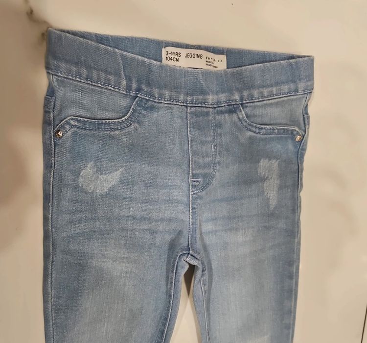 Primark jeansy na gumce 104 elastyczne jasny niebieski