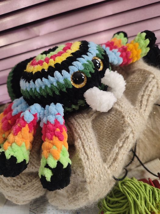 Павучок з плюша амігурумі