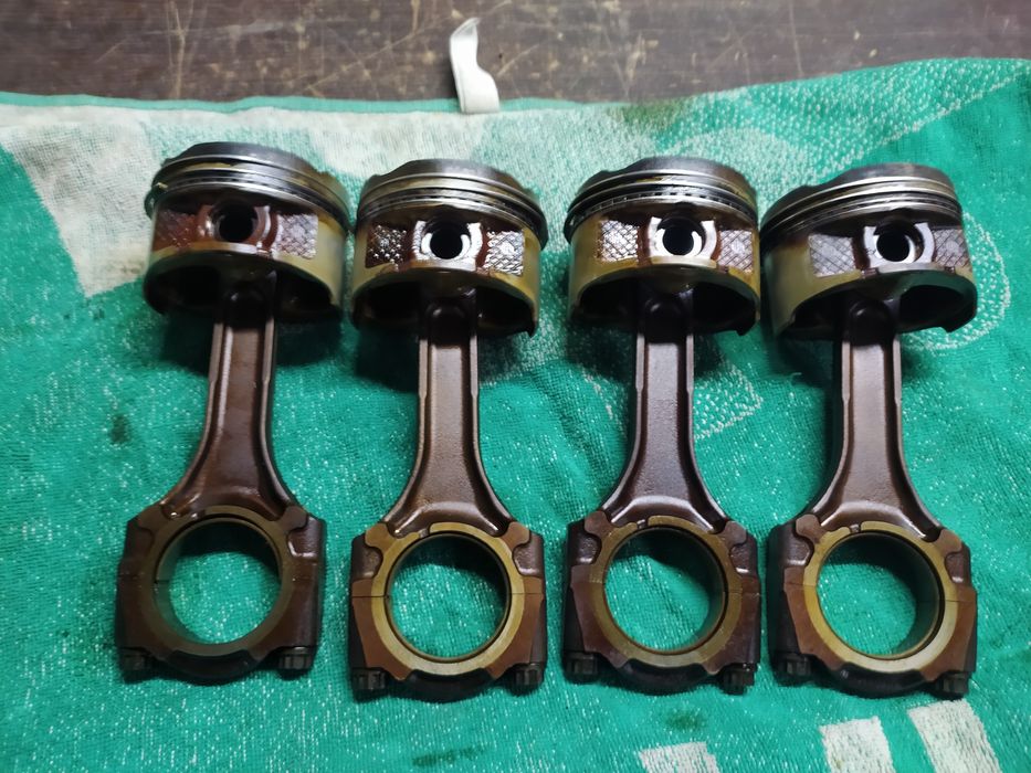 Tłok z korbowody toyota 2zz-ge