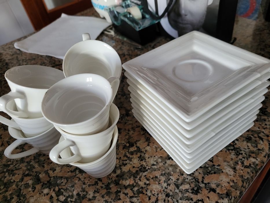 Chávenas e pires de café426579771954319361