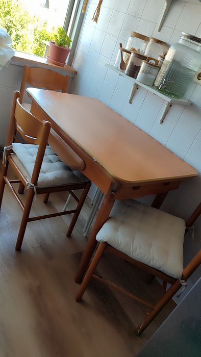 Mesa com 3 cadeiras