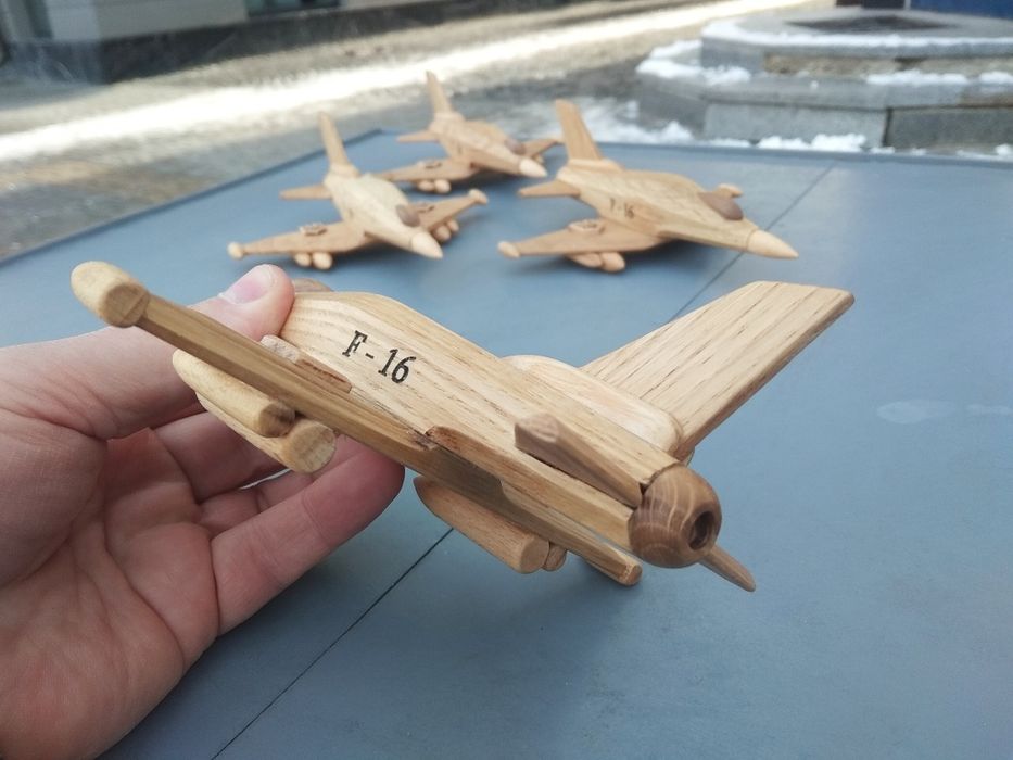 Сувенір з дерева ,,Літачок F-16''
