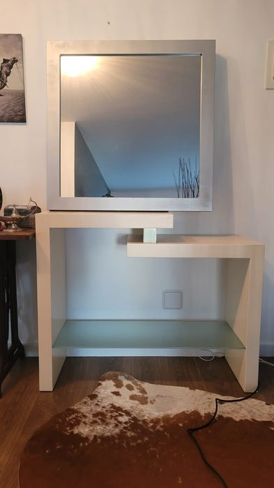 Conjunto em madeira maciça (consola + espelho) em muito bom estado.