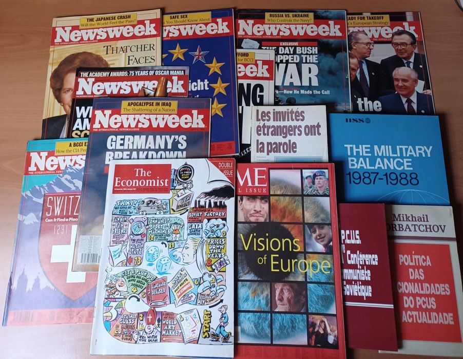 Lote de livros e revistas sobre Política Internacional Anos 80 e 90