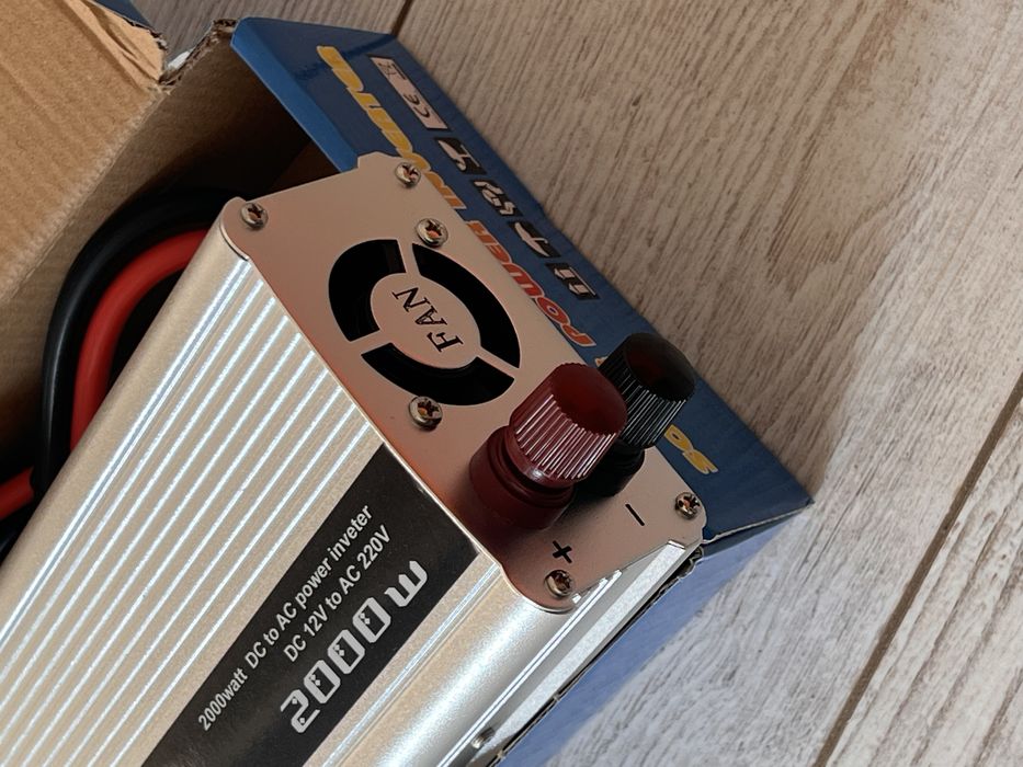 Інвертор SolarPower 2000W (12V -> 220V)