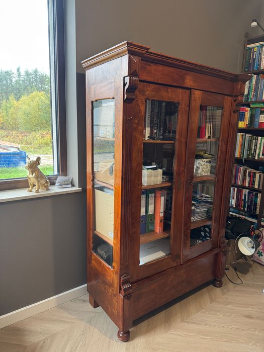 Eklektyczna zabytkowa biblioteka / kredens