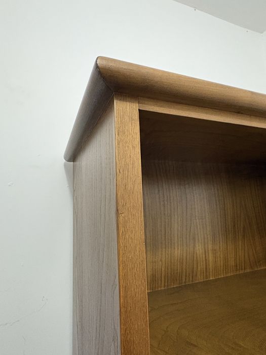 Móvel estante em madeira de castanho