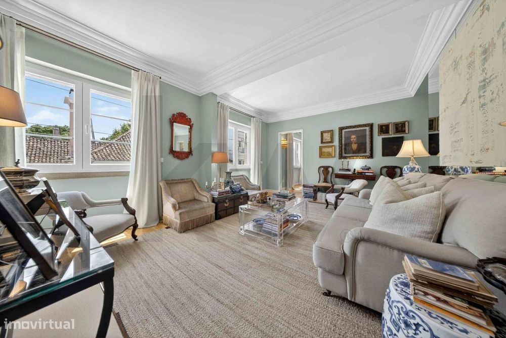Elegante Apartamento T2 Renovado na Estrela, Lisboa