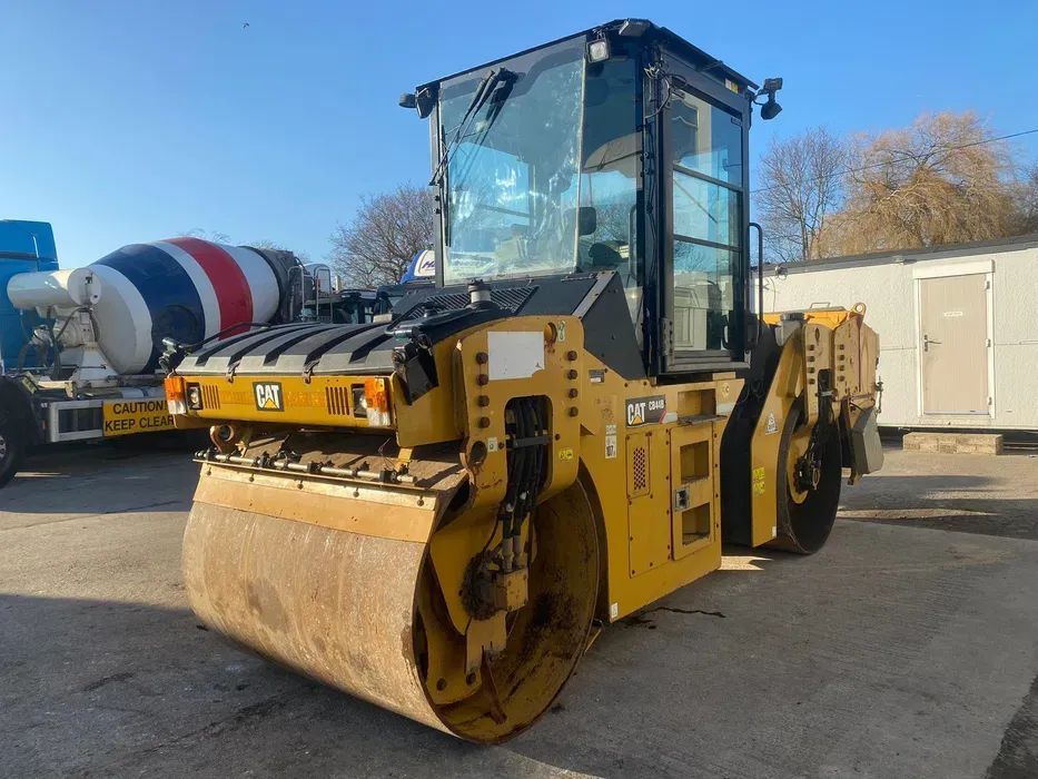 Caterpillar CB44B  walec drogowy dwubębnowy, 3 tryby, zraszanie wodą