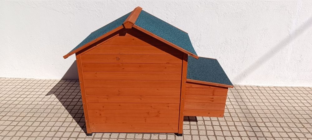 Casa de madeira para galinhas