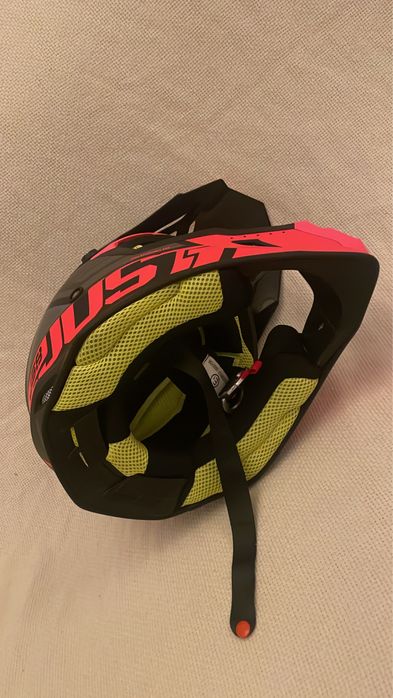 Capacete novo com estilo e seguranca tamanho S