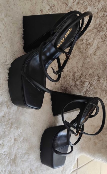 Sandały na stabilnym trójwymiarowym słupku