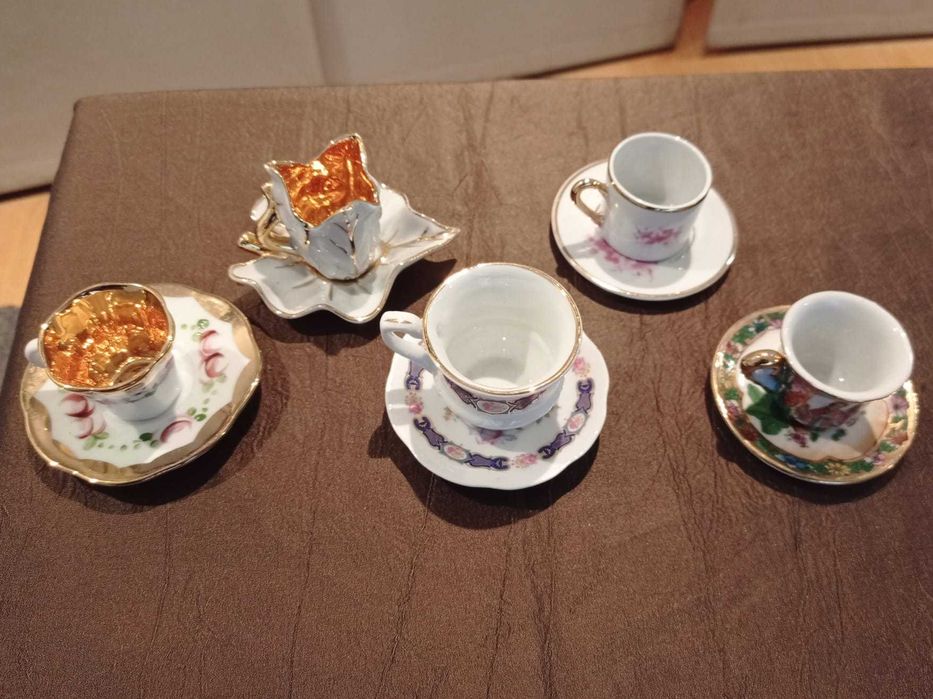 Chávenas em miniatura para coleção