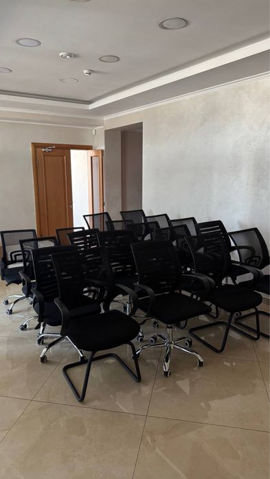 Продаємо крісла стільці офісні для дому столи LOFT ДСП тумби комоди