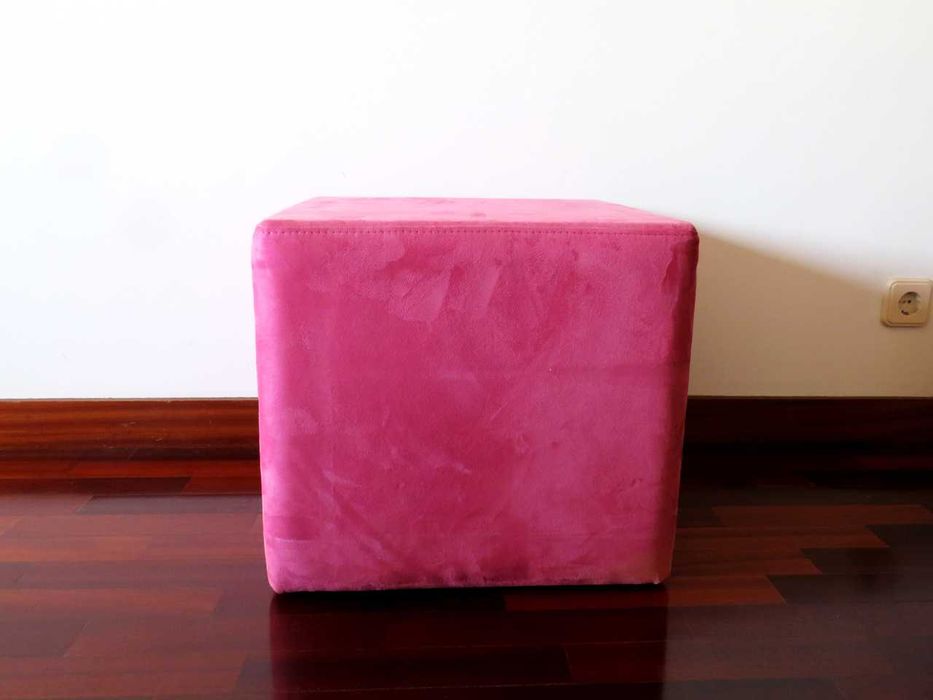 Banco Estofo Rosa – Confortável e Decorativo