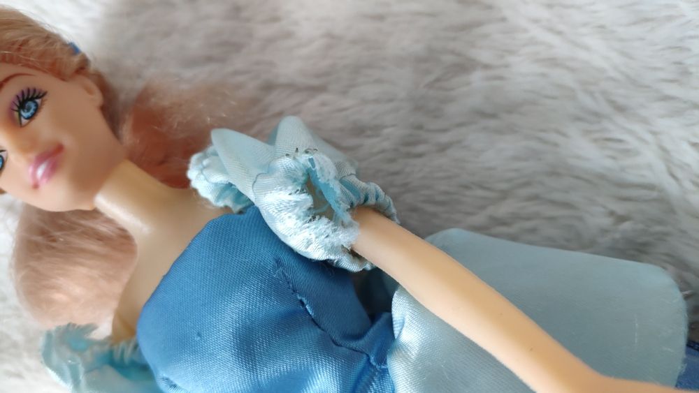 Lala z plastiku w typie "Barbie"