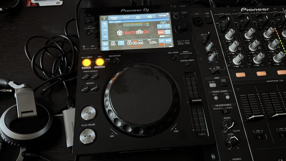 Pioneer DJM750, 3 CDJ 1000 mk3, 1 XDJ 700 Rekordbox, 2 Hk Polar 12