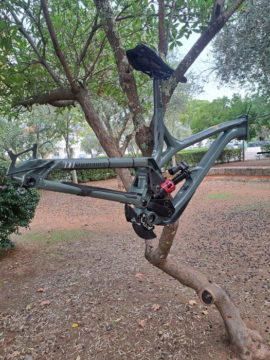 Vendo quarto commencal supreme V4.5 downhill tamanho L