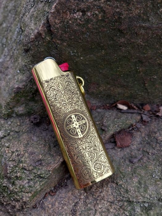 Зажигалка Bic с металлическим кейсом брелком
