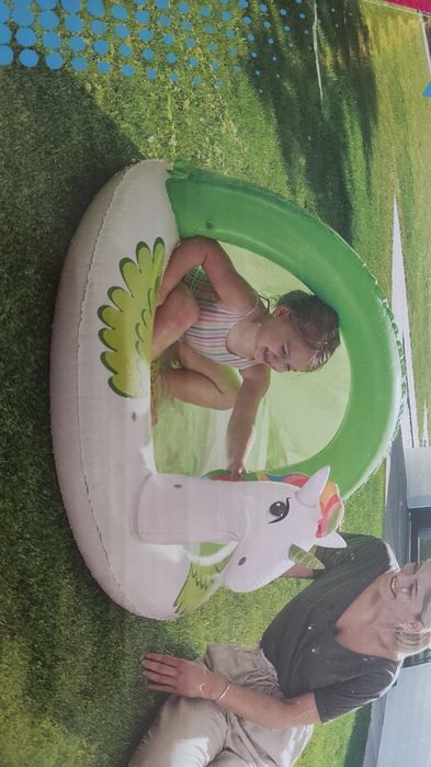 Piscina de criança com proteção sol