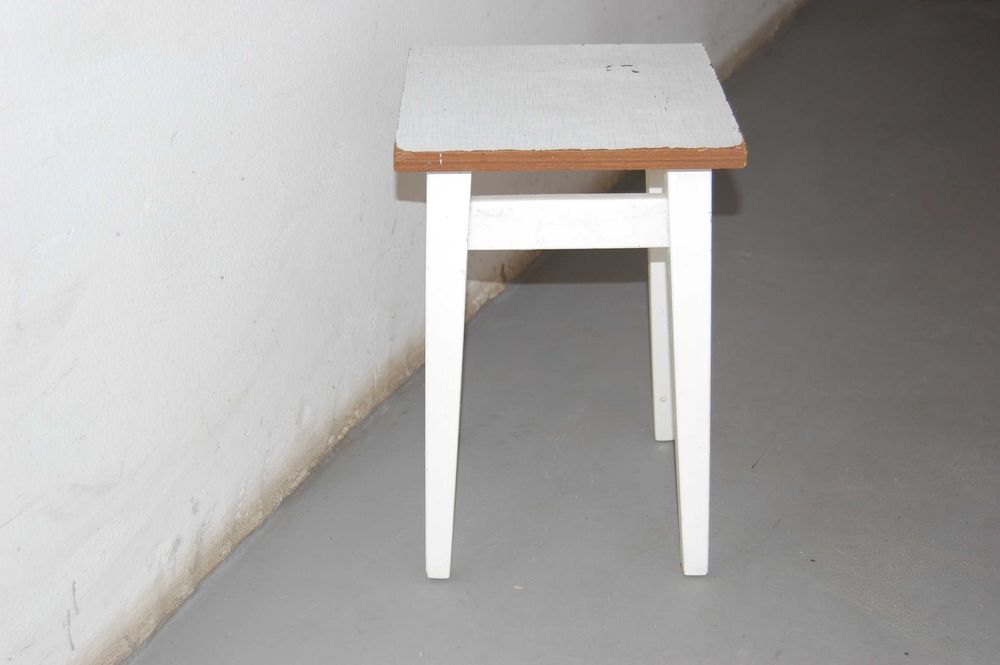 Taboret drewniany, biały - PRL Warszawa Żoliborz • OLX.pl
