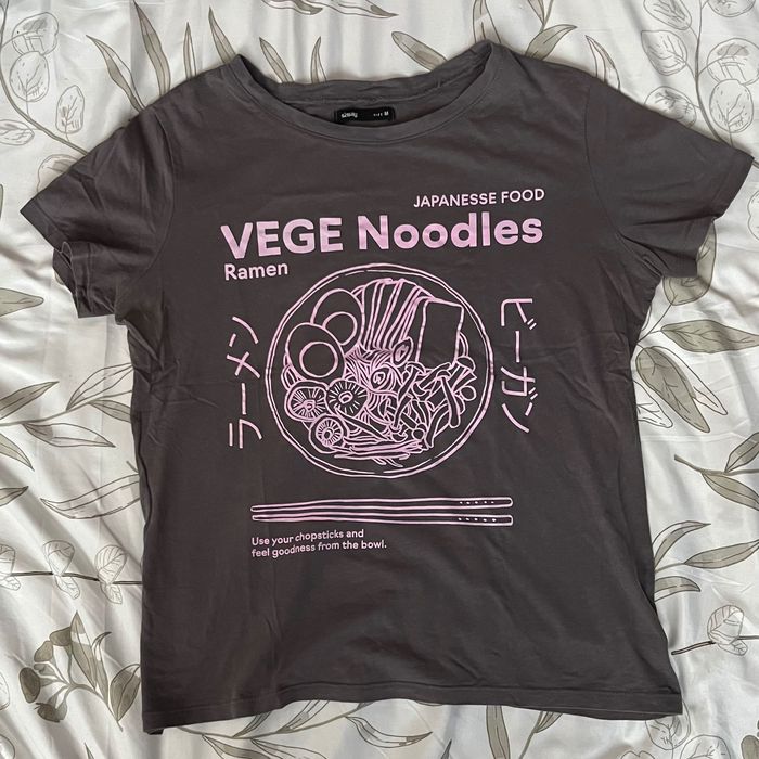 szary t-shirt z różowym nadrukiem rozmiar M