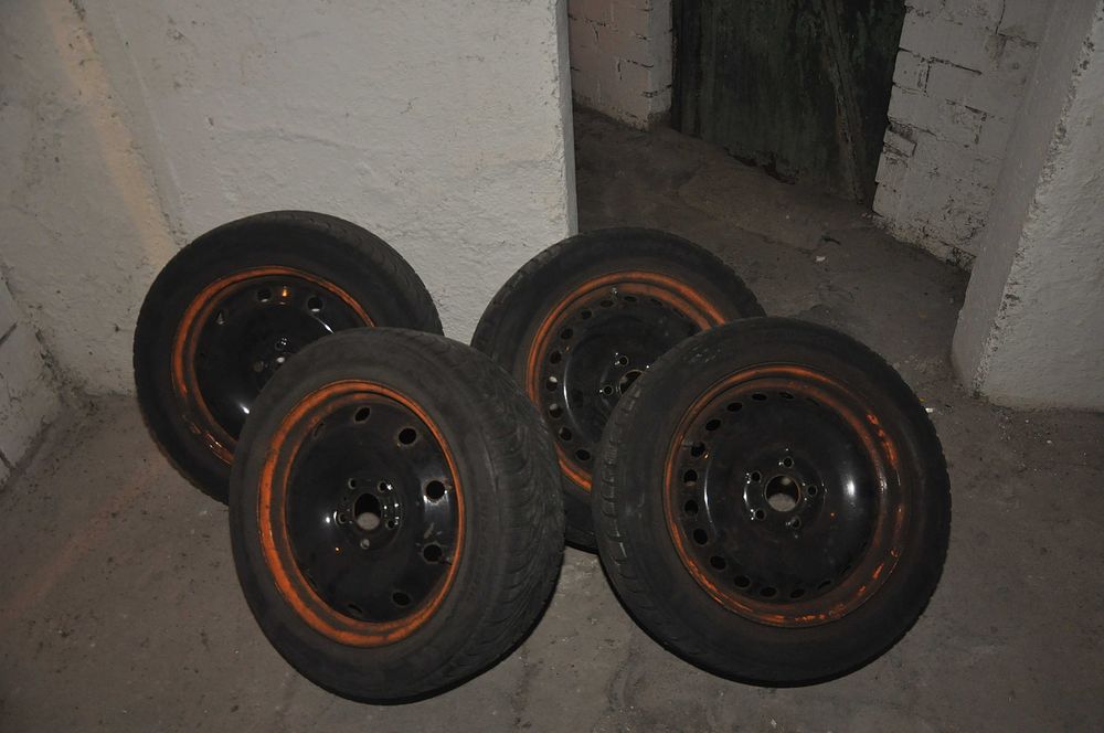 Felgi stalowe z oponami zimowymi z czujnikami ciśnienia