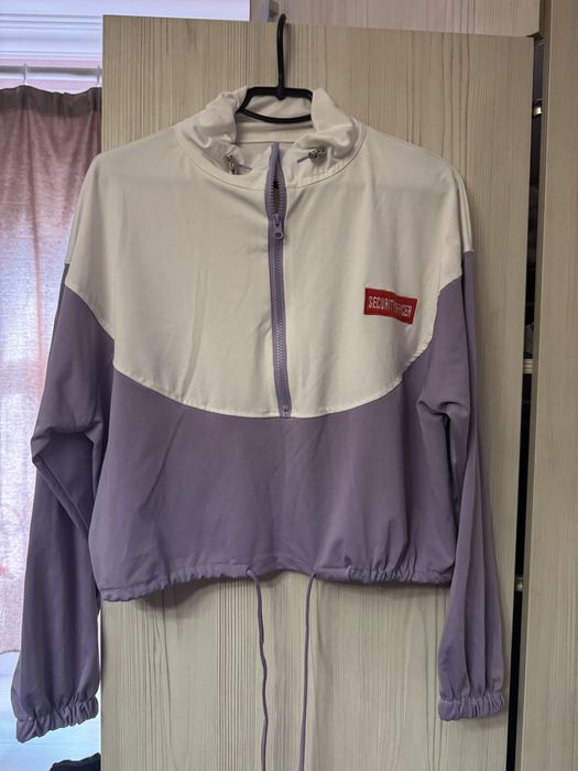 Спортивна кофта на дівчину