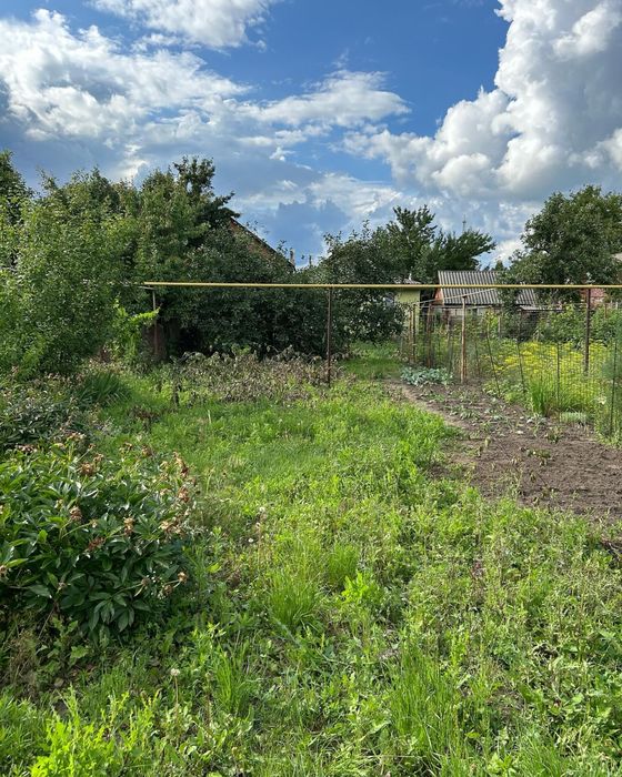 Продаж окремоі половинки будинку  з окремим заіздом .