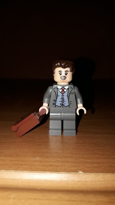 Фигурка LEGO. Якоб Ковальски с чемоданом. Фантастические Твари. Jacob Kowalski. Fantastic Beasts.