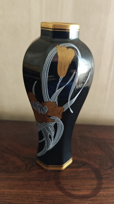 Vaso Decorativo NG Fine Porcelain – Preto com Flores Douradas