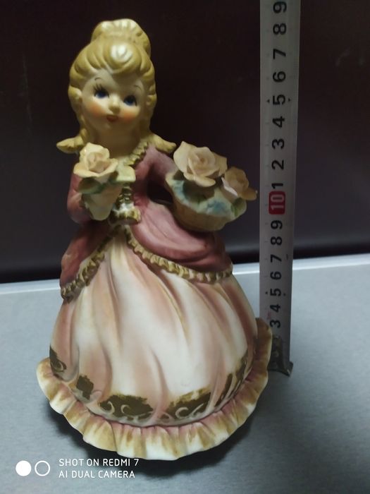 Оригинальная музыкальная статуэтка девочка.Европа.