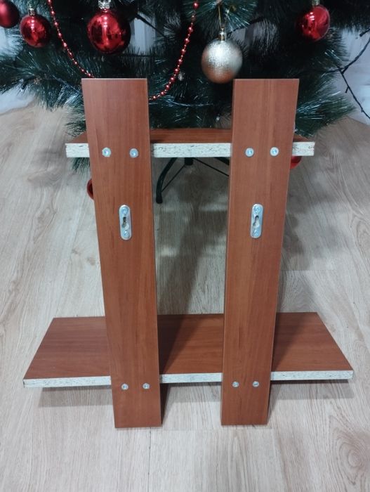 Полиця з двох поличок.