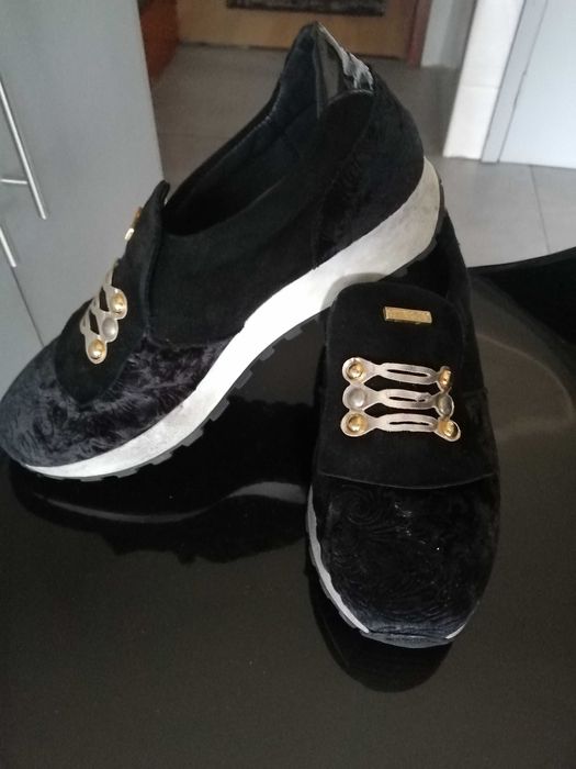 Bota e sapatilhas de mulher