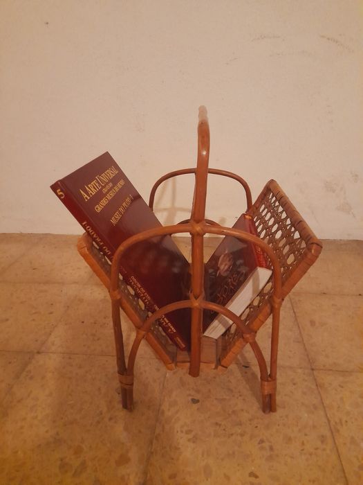 Porta-revistas, em verga