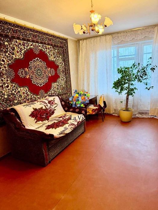 Продам 2к. квартиру вул. Райдужна, 21а