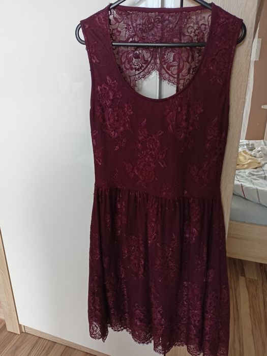 Sukienka koronkowa M House odkryte plecy