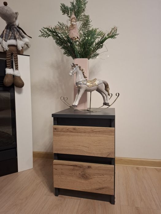 Mała szafeczka z dwoma szufladkami