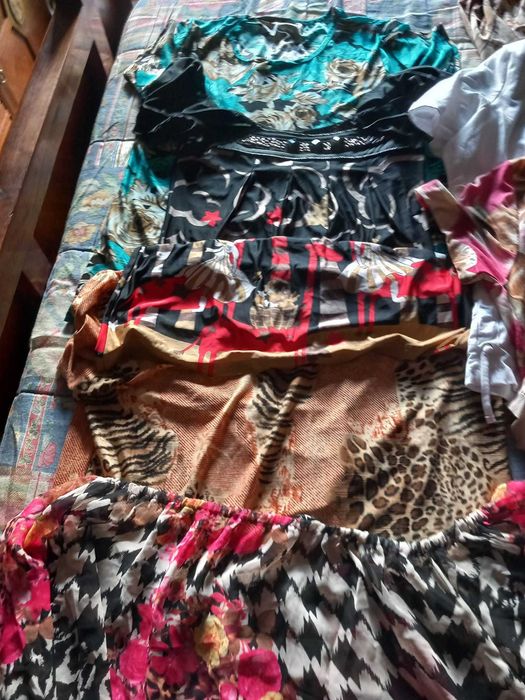 Conjunto de t-shirts e sweats de luxo em tons multicoloridos.