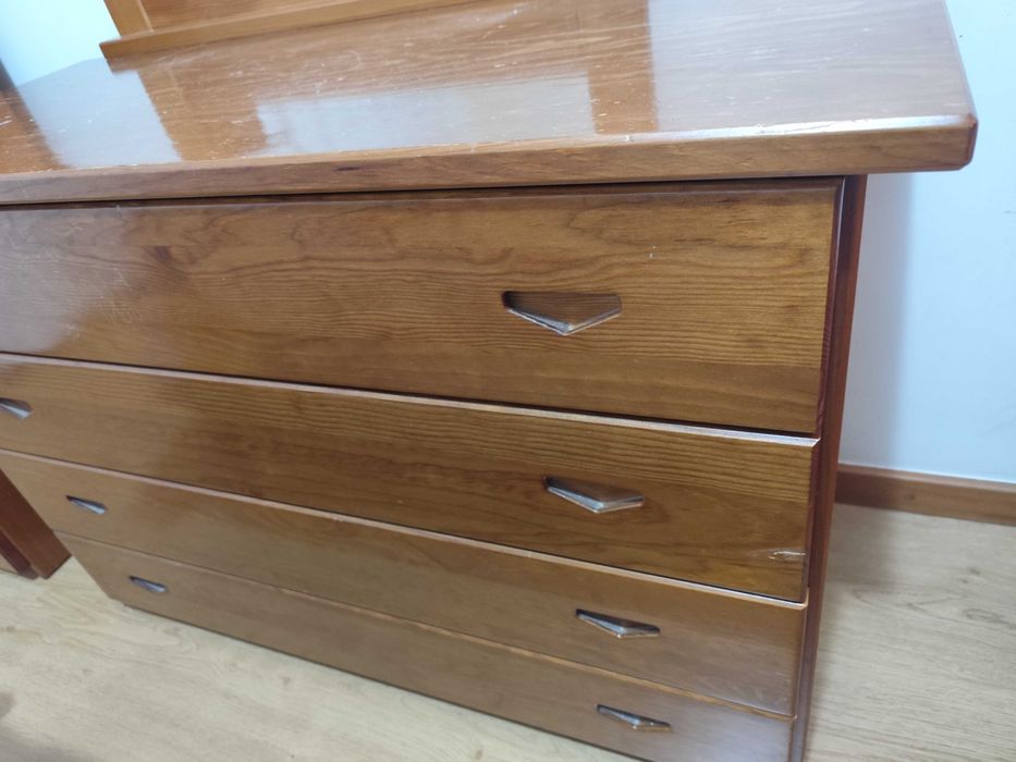 Vendo cómoda de madeira