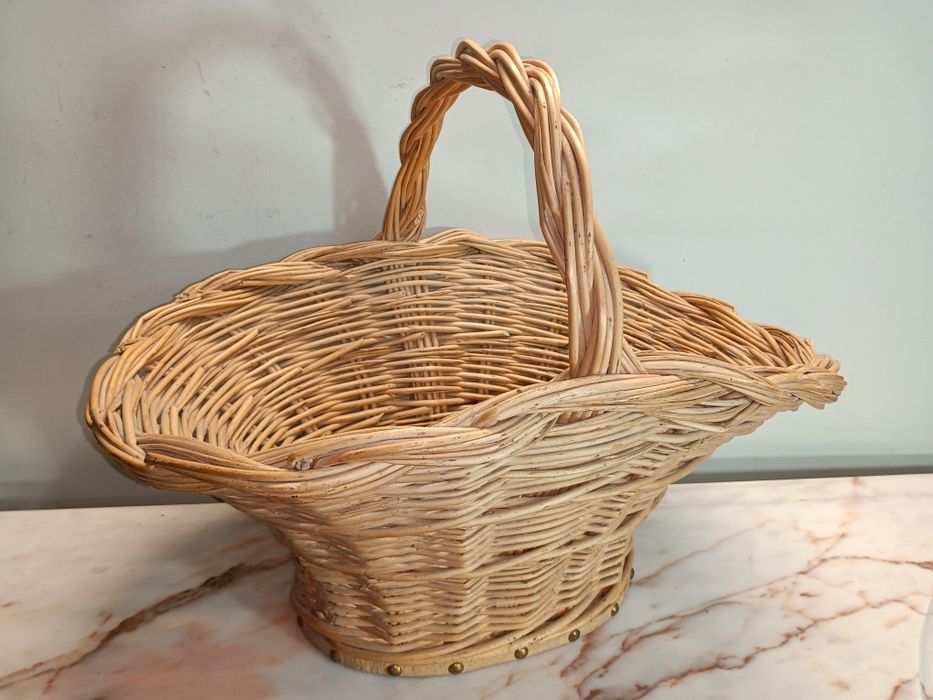 Cesto em vime feito artesanalmente, perfeito estado de conservação.
Me