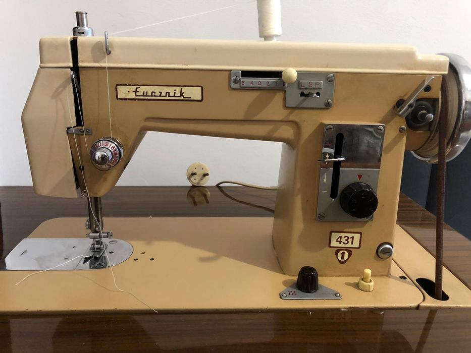 Maszyna do szycia Łucznik 431 – PRL, szafka