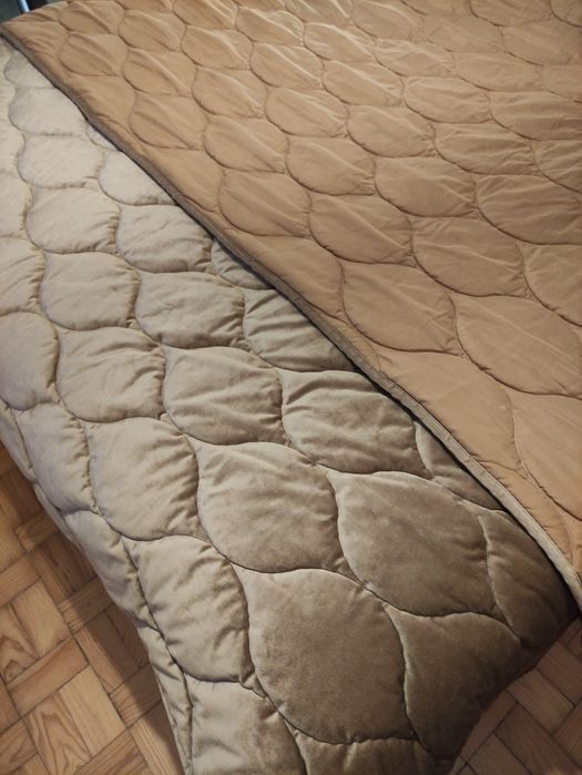 Colcha como nova ( 2,50 x 2,70 )  +   2 almofdas ( cama casal )