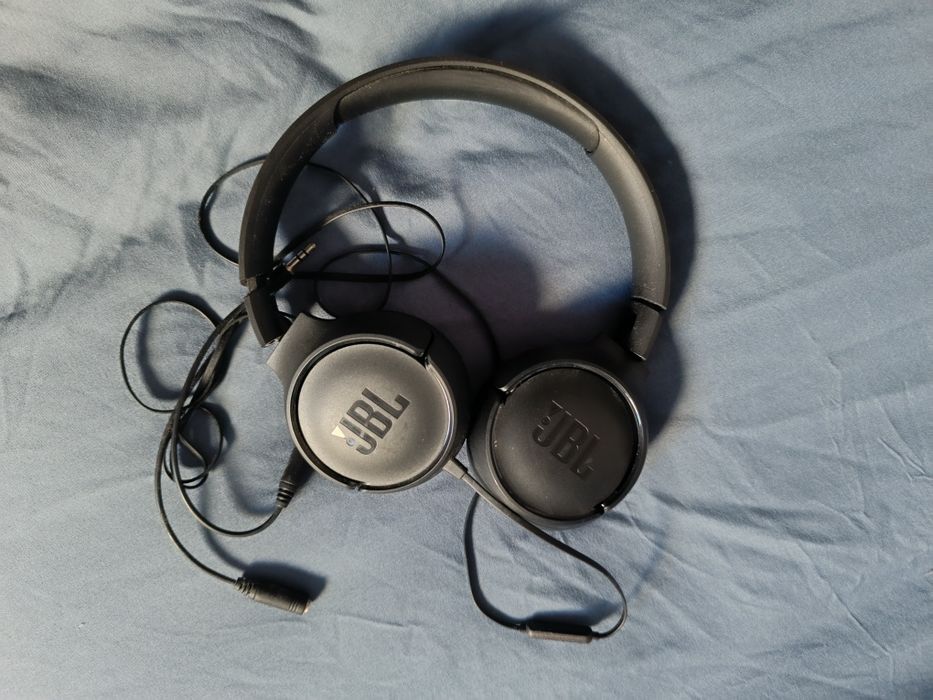 Auriculares com fio JBL