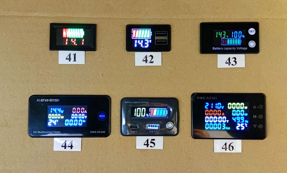 Вольтметр, амперметр, термометр, часы цифровые. .