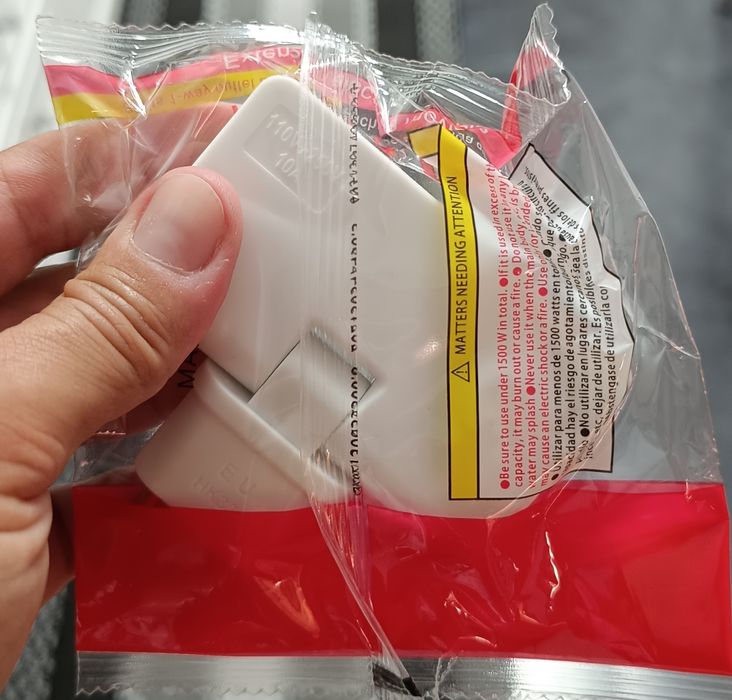 Tomada tripla compacta