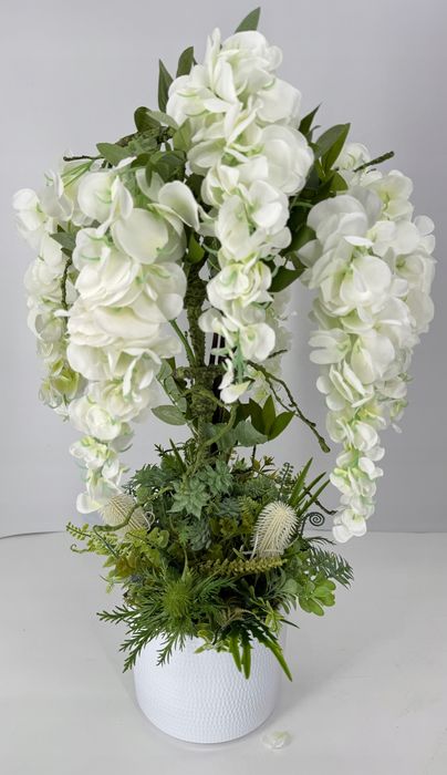 Kompozycja całoroczna biała wisteria i zielone trawy