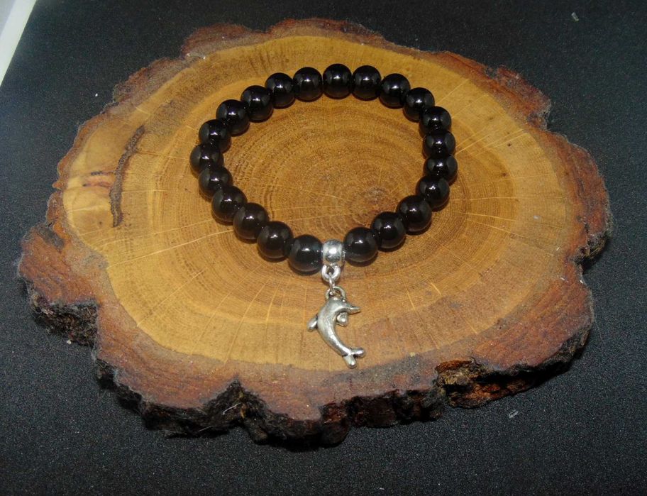 Czarna bransoletka z metalowym delfinem