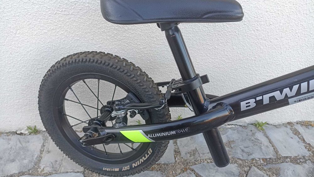 Bicicleta de equilíbrio semi-nova