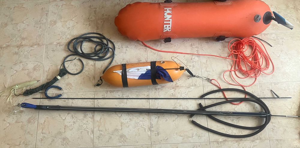 Caça no azul equipamento completo pesca submarina